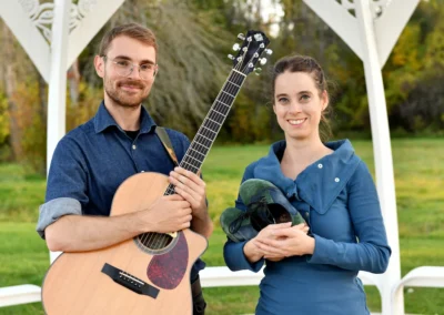 Portrait de François-Félix Roy avec sa guitare et Mélissandre Tremblay-Bourassa tenant ses souliers de danse.